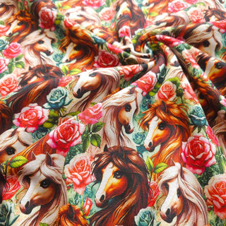 Alpenfleece Stoff – Wunderschöne Pferde mit Rosen
