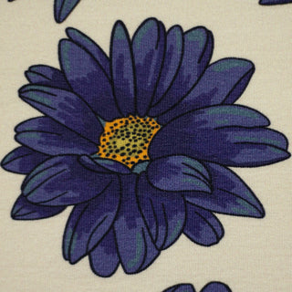 Modal French Terry Stoff mit grossen Margeriten in Nachtblau auf Creme – Farben und Struktur