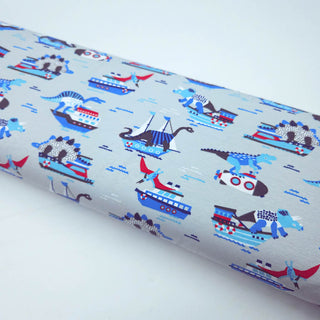 Baumwolljersey Stoff – Dino‑Boote Hellgrau
