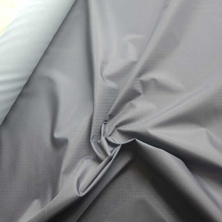 Grauer Outdoor-Stoff mit feinem Glanz – wasserabweisend & robust