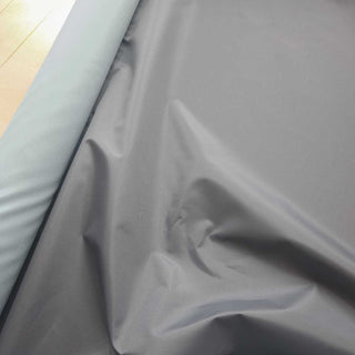Grauer Outdoor-Stoff mit feinem Glanz – wasserabweisend & robust