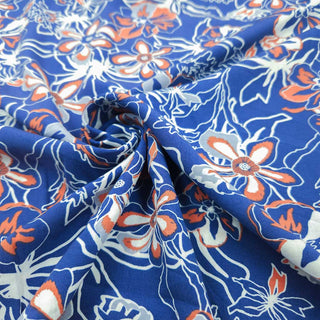 Viskose Stoff – Blumen in Rost & Hellgrau auf tollem Jeansblau