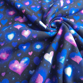 Alpenfleece Stoff – Herzen auf Blau