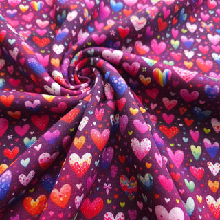 Alpenfleece Stoff – Kleine Herzchen auf Beere