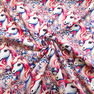 Alpenfleece Stoff – Wunderschöne Einhörner