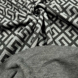 Jacquard Jersey Stoff Mäander Muster in Grau-Schwarz – Stoff im Detail