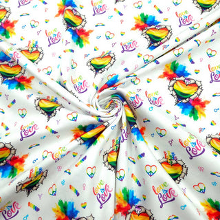 Baumwoll Satin Stoff – Regenbogen Herzen Love is Love auf Weiss
