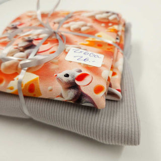 Stoffpaket 1,2 m – Baumwolljersey Mäuse & Käse in Apricot & Hellgrau