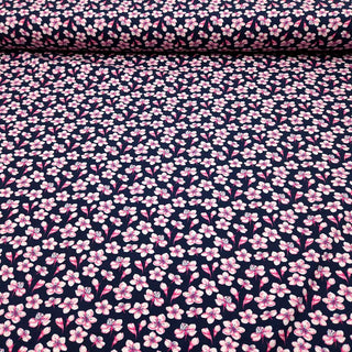 Baumwolljersey mit rosa Kirschblüten auf Nachtblau als Meterware