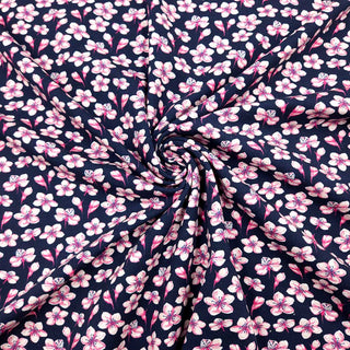 Baumwolljersey mit rosa Kirschblüten auf Nachtblau – Muster im Detail