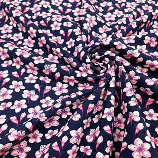 Baumwolljersey mit rosa Kirschblüten auf Nachtblau – Farben und Struktur