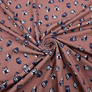 Baumwolljersey mit Eulen in Nachtblau auf Mauve – Muster im Detail