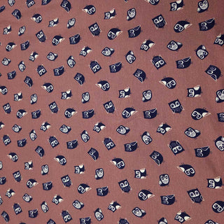 Baumwolljersey mit Eulen in Nachtblau auf Mauve – Farben und Struktur