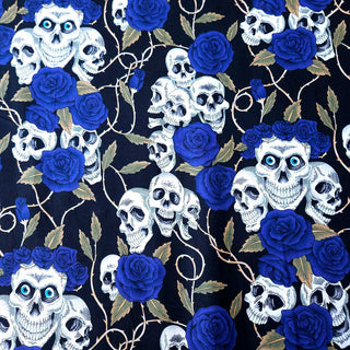 Baumwoll Popeline Stoff - Totenköpfe mit blauen Rosen auf Schwarz