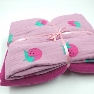Stoffpaket 2,4 m – Musselin Erdbeeren in Rosa & Fuchsia