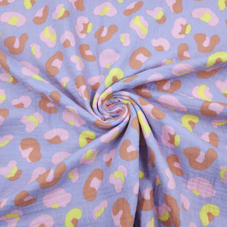 Musselin Stoff Leopardenmuster in Rosa und Rost auf Flieder