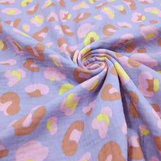 Musselin Stoff Leopardenmuster in Rosa und Rost auf Flieder
