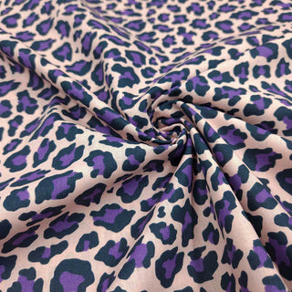 Baumwollstoff Popeline Leopardenmuster in Violett auf Rosa