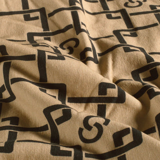 French Terry Stoff mit grafischem Retromuster in Camel und Schwarz