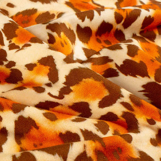 French Terry Stoff Leo Animalprint braun orange – Detailaufnahme weich fallend