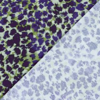French Terry Stoff mit Leo Muster in Lila und Grün – moderner Animal Print