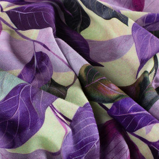 French Terry Stoff mit Aquarell-Blättermotiv in Lila und Grün – weicher Baumwollstoff mit angenehmer Haptik