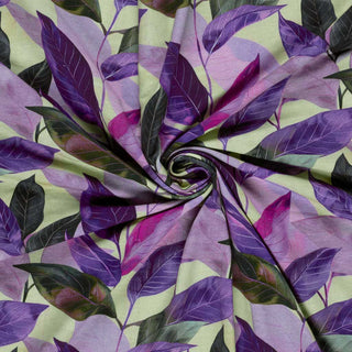 French Terry Stoff mit Aquarell-Blättermotiv in Lila und Grün – weicher Baumwollstoff mit angenehmer Haptik