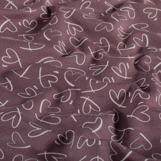 Baumwolljersey Stoff mit skizziertem Herzmuster in Mauve und Weiss – weiche Jerseyqualität