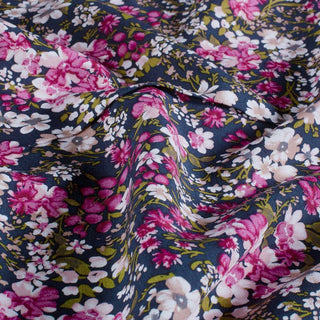 Viskose Popeline Stoff Blumenwiese in Pink und Weiss auf Marineblau als Meterware