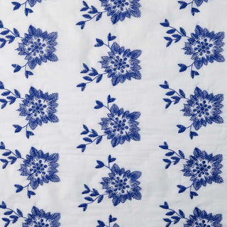 Baumwoll Embroidery Stoff – Gestickte Blumen in Weiss Blau