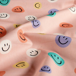 Baumwollstoff Popeline Bunte Smileys auf Altrosa als Meterware
