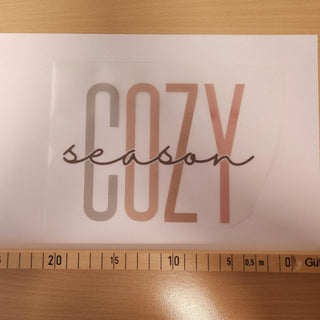 Bügelbild – Cozy Season Schriftzug – Grösse ca. 17 × 13 cm mit Massband