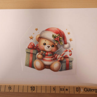 Bügelbild – Teddy mit Geschenk und Zuckerstange – Grösse ca. 10 × 9 cm mit Massband