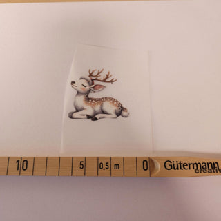 Bügelbild – Rehkitz liegend – Grösse ca. 5 × 4 cm mit Massband