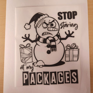 Bügelbild – Stop staring at my packages – Grösse ca. 12 × 15 cm (Detailansicht)