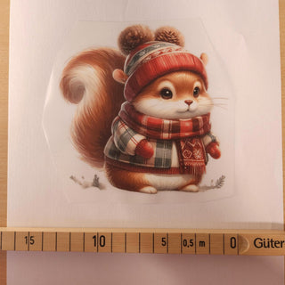 Bügelbild – Eichhörnchen mit Karoschal – Grösse ca. 12 × 13 cm mit Massband