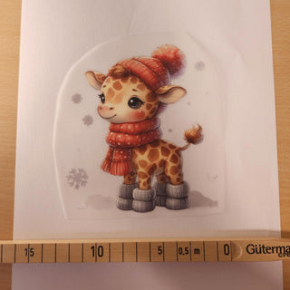 Bügelbild – Giraffe mit Mütze und Schal – Grösse ca. 9 × 13 cm mit Massband