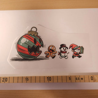 Bügelbild – Weihnachtskugel jagt Lebkuchenmann – Grösse ca. 16 × 9 cm mit Massband