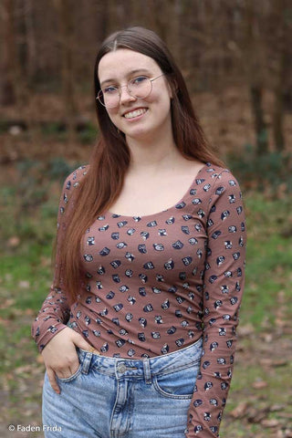 Baumwolljersey mit Eulen in Nachtblau auf Mauve – genähtes Beispiel