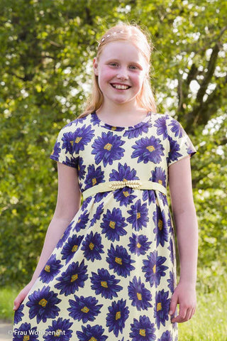 Modal French Terry Stoff mit grossen Margeriten in Nachtblau auf Creme – genähtes Beispiel 3