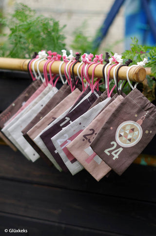 Baumwollstoff Panel – Adventskalender mit 24 Säckchen in Altrosa & Taupe