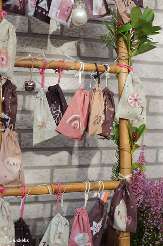 Baumwollstoff Panel – Adventskalender mit 24 Säckchen in Altrosa & Taupe – Ansicht 4