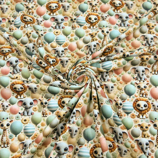 Detailansicht Bio Jersey „Safari Balloons“ – niedliche Safari-Tiere und Ballons auf hellem Grund, GOTS-zertifiziert