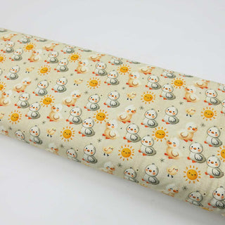 Detailansicht Bio Jersey „Sunny Ducks“ – helle Kinderstoff-Optik mit Entchen & Sonne, GOTS-zertifiziert