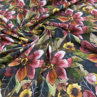 Elastischer Baumwolljersey mit floralen Motiven in warmen Farben – weich fallender Stoff für Damenmode, digital bedruckt, erhältlich bei Stoffrestposten.