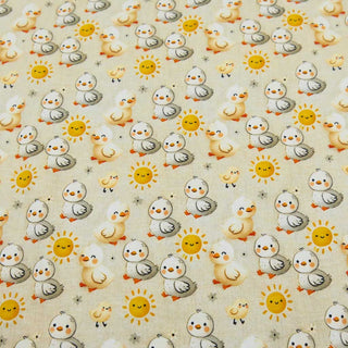 Detailansicht Bio Jersey „Sunny Ducks“ – helle Kinderstoff-Optik mit Entchen & Sonne, GOTS-zertifiziert