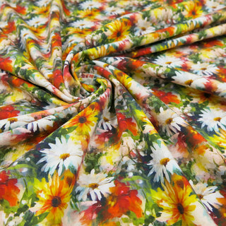 Jersey Stoff mit buntem Sommerblumen-Druck in Gelb, Rot, Weiß und Grün – elastischer Baumwolljersey für Kleidung und Accessoires, erhältlich bei Stoffrestposten.