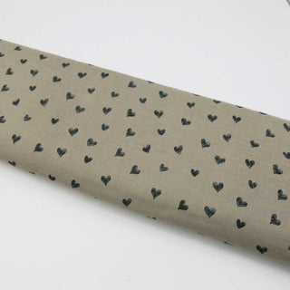 Glatter Musselin Stoff in Beige mit schwarzen Herzen – Oeko Tex zertifiziert, ideal für Kleidung, Babyartikel und Deko
