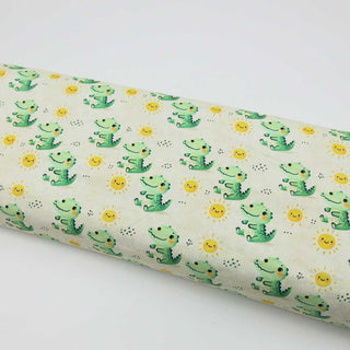 Bio Jersey „Crocodile Sunshine“ – fröhliche grüne Krokodile und gelbe Sonnen auf hellem Hintergrund, GOTS-zertifiziert
