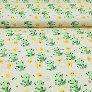 Bio Jersey „Crocodile Sunshine“ – fröhliche grüne Krokodile und gelbe Sonnen auf hellem Hintergrund, GOTS-zertifiziert